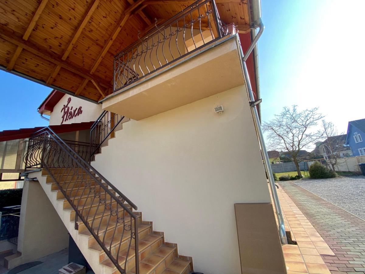 Apartmanovy Dom Flora Velky Meder Exterior photo