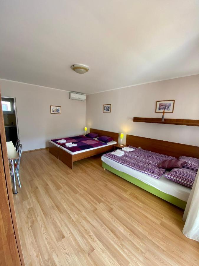 Apartmanovy Dom Flora Velky Meder Exterior photo