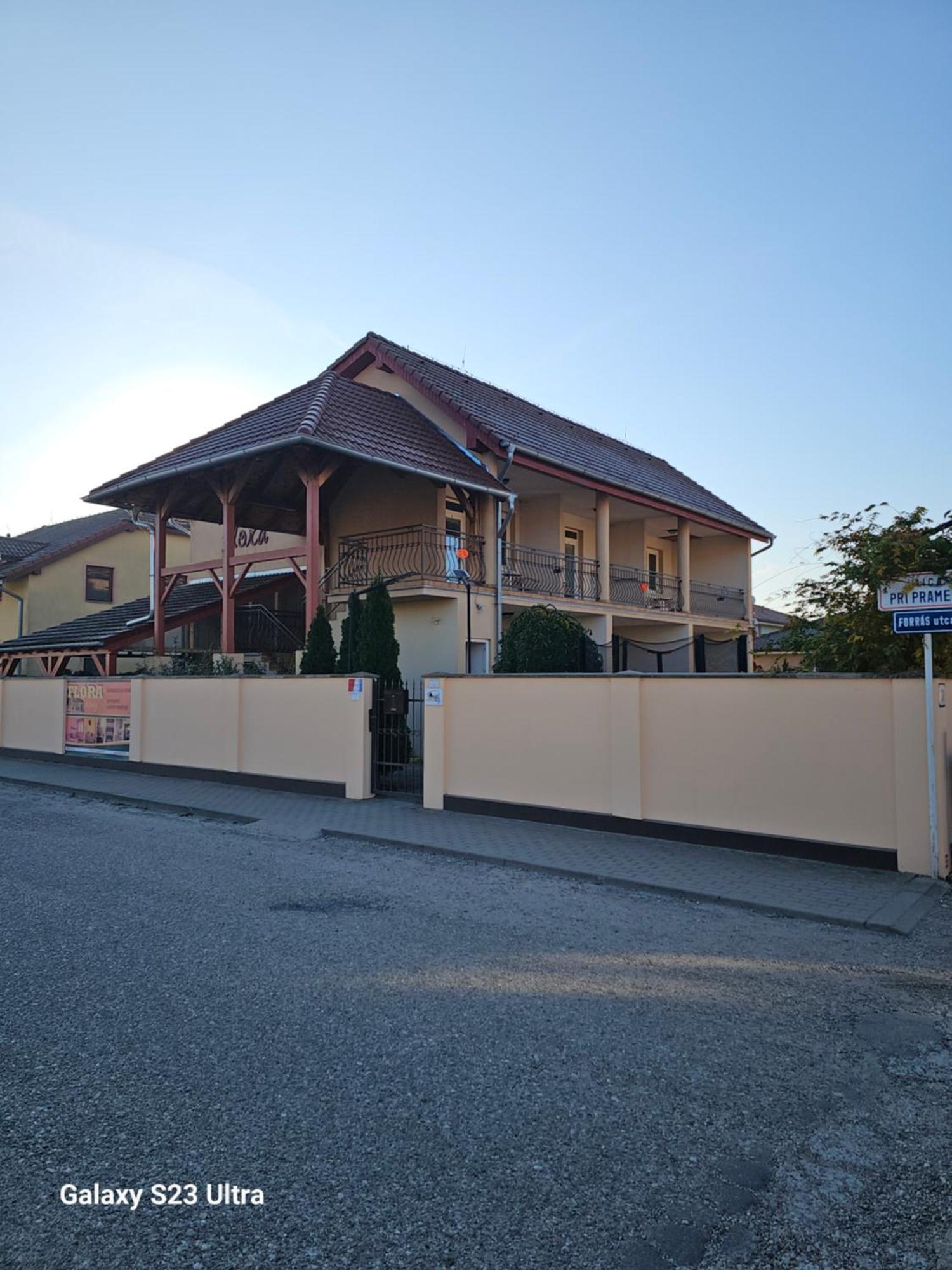 Apartmanovy Dom Flora Velky Meder Exterior photo
